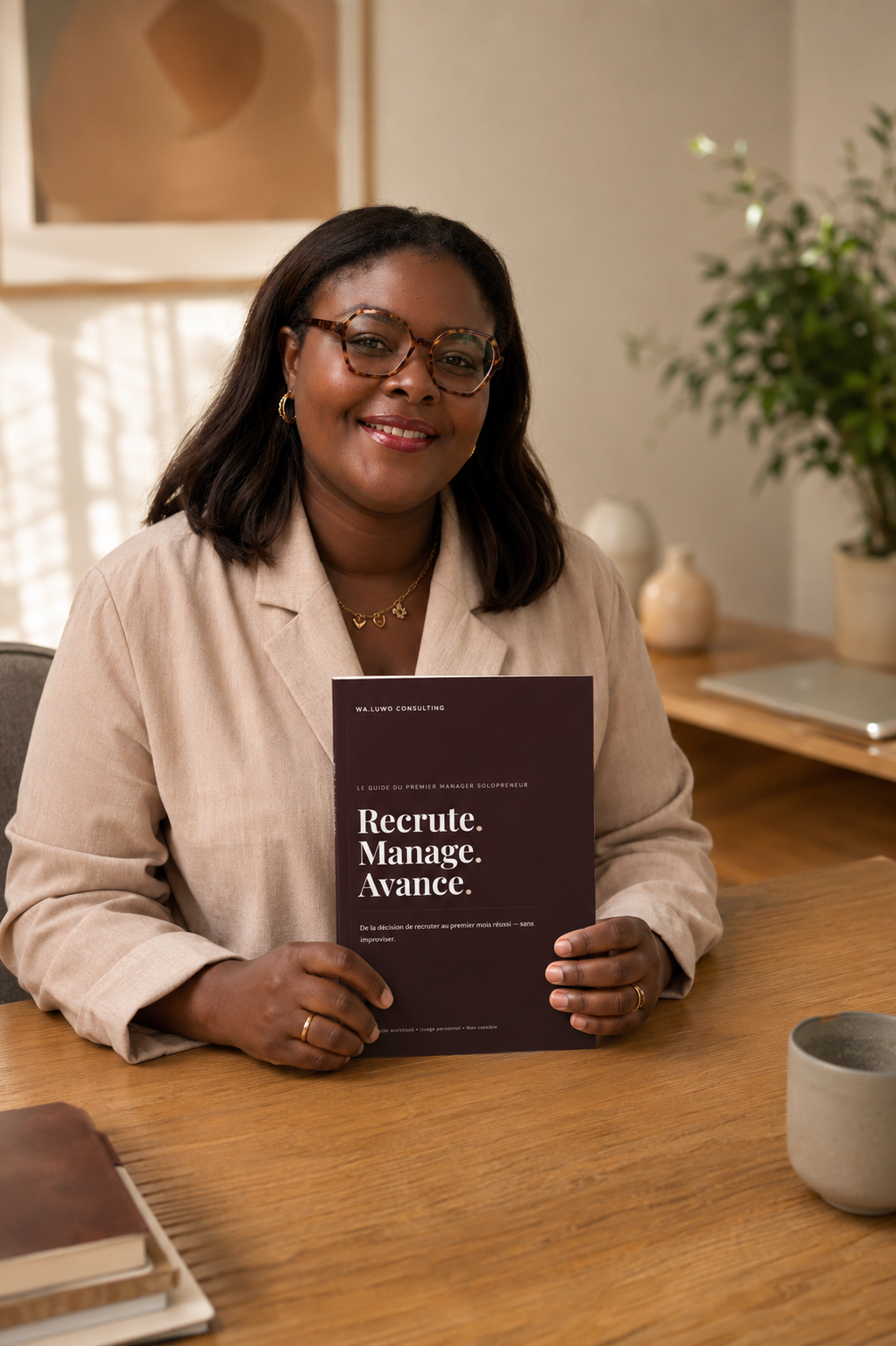Allaine Maguina, consultante en management, tenant le workbook Recrute. Manage. Avance.